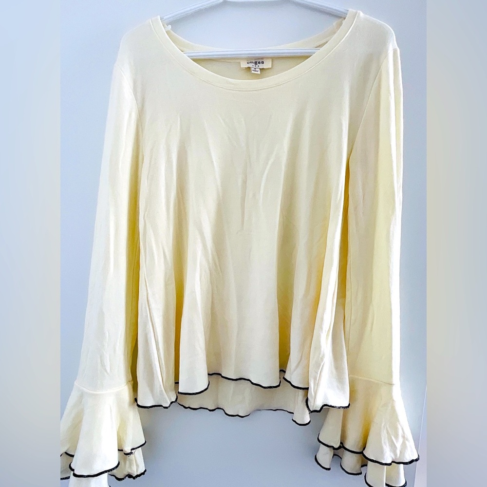 Long sleeve softbshirt with flared cuffs